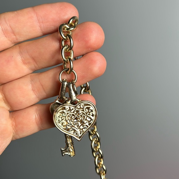 Heart and key gold tone charm bracelet 9” - Picture 5 of 12